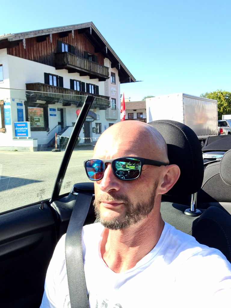 Mit dem Cabrio auf dem Weg zum Wallberg am Tegernsee