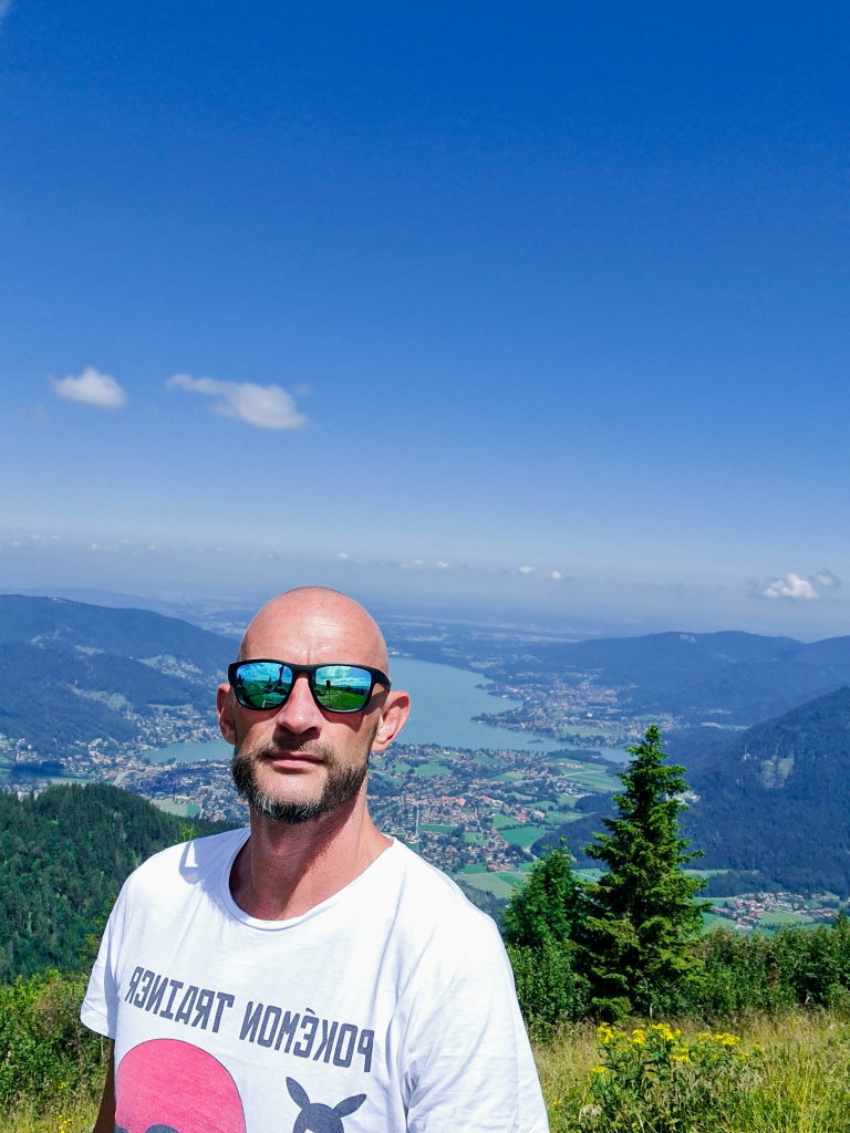 Sebastian mit Pokemon-Trainer-Shirt und Sonnenbrille, Tegernsee-Panorama im Hintergrund