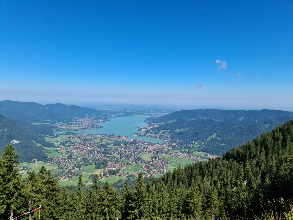 Panoramablick vom Wallberg auf den Tegernsee und die umliegenden Ortschaften