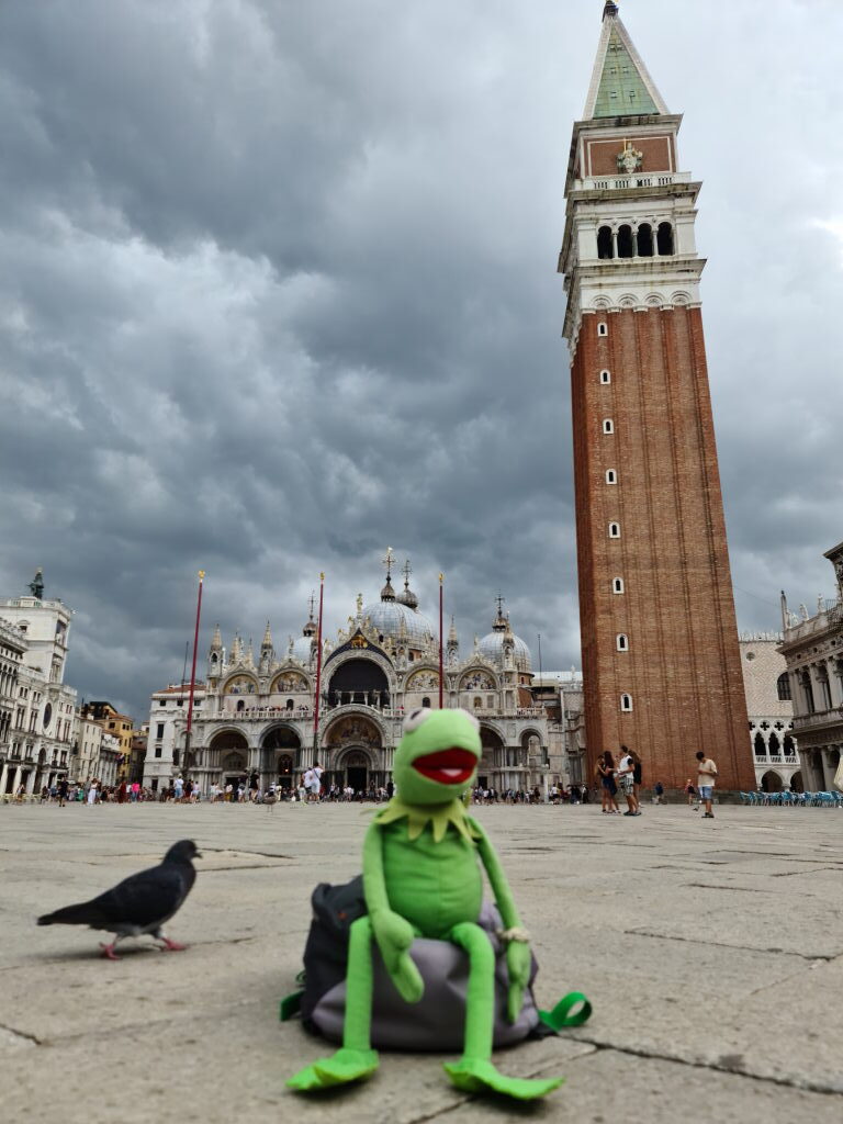 Kermit der Frosch auf der Piazza San Marco vor Campanile und Basilika, Venedig August 2020