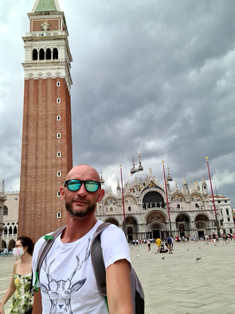 Sebastian vor Campanile und Markusdom auf der Piazza San Marco Venedig, August 2020