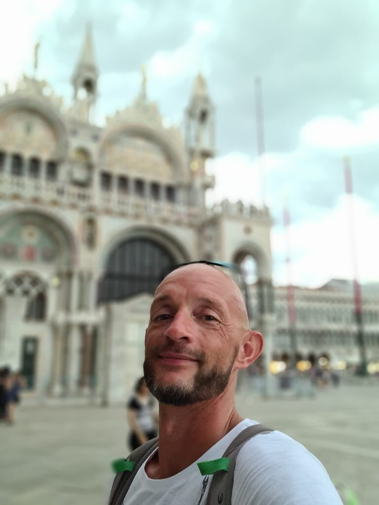 Sebastian vor der Basilika San Marco auf der Piazza San Marco in Venedig, August 2020