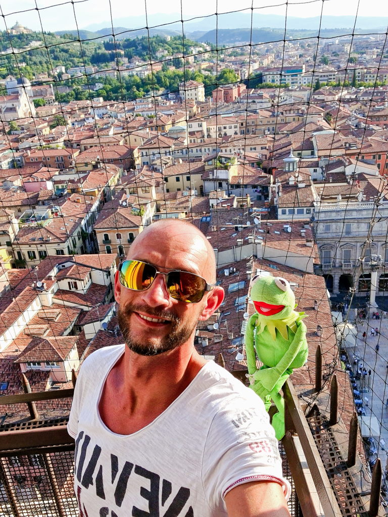 Selfie mit Kermit oben auf dem Torre dei Lamberti in Verona mit Blick über die Altstadt und rote Ziegeldächer