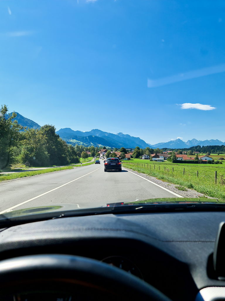 Landstraße nach Schwangau mit Allgäuer Alpen Panorama im September 2020
