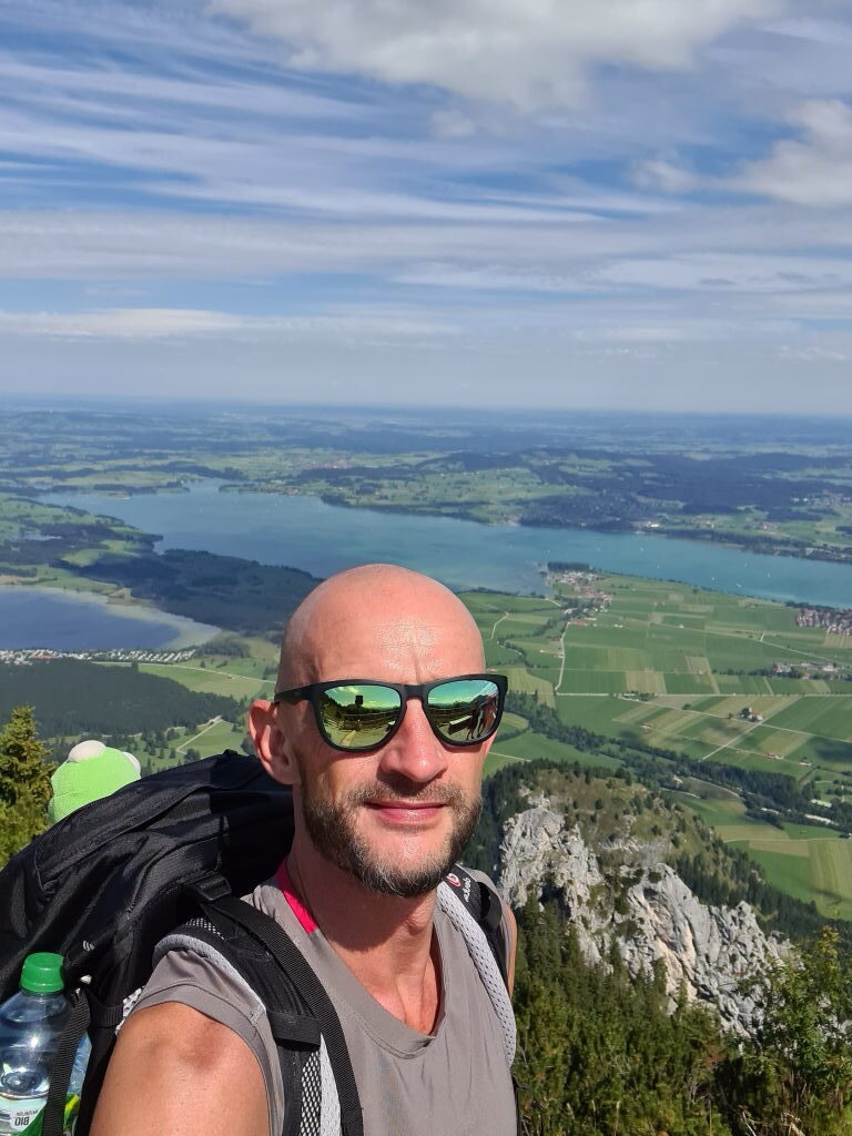 Gipfelselfie am Tegelberg mit Forggensee im Hintergrund September 2020