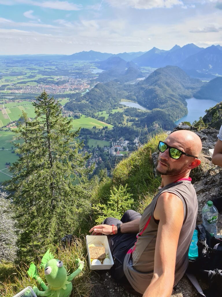Gipfelrast mit Brotzeit und Kermit am Tegelberg Panorama September 2020