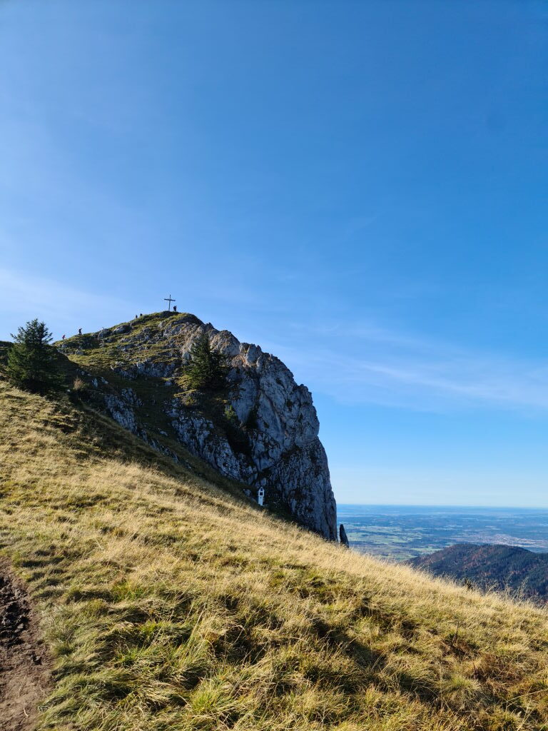 Gipfelkreuz am Brauneck vor blauem Himmel im Oktober 2020