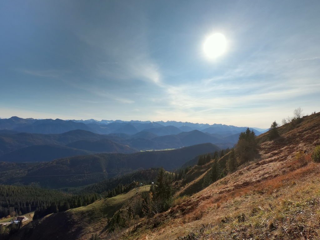 Weites Panorama über die Bayerischen Alpen vom Brauneck im Herbst mit Paragleitern und Alpenblick Oktober 2020