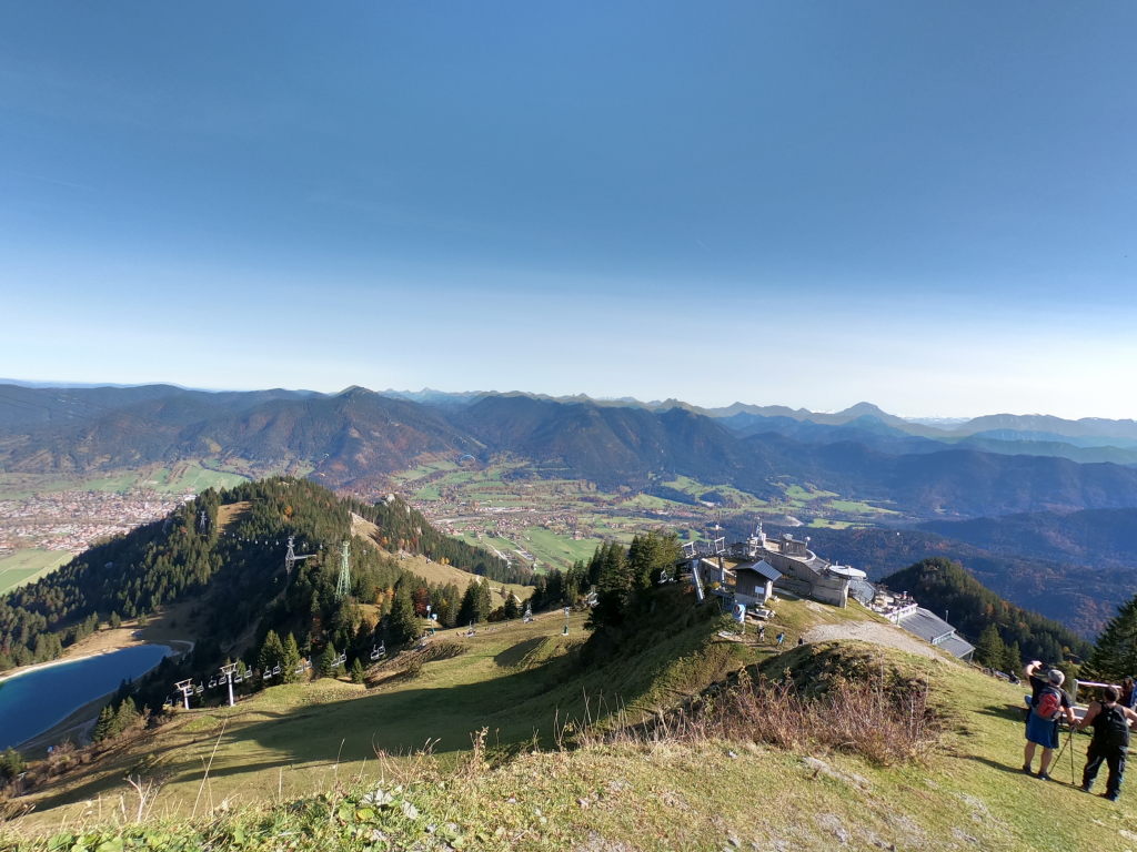 Panoramablick auf die Bergstation Brauneck mit Lenggries im Tal und den Bayerischen Alpen im Oktober 2020