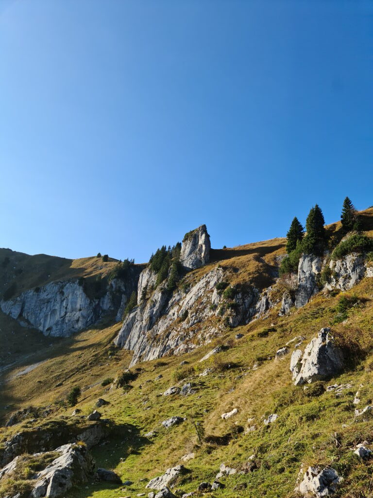 Felsformation am Kirchstein beim Brauneck im Oktober 2020