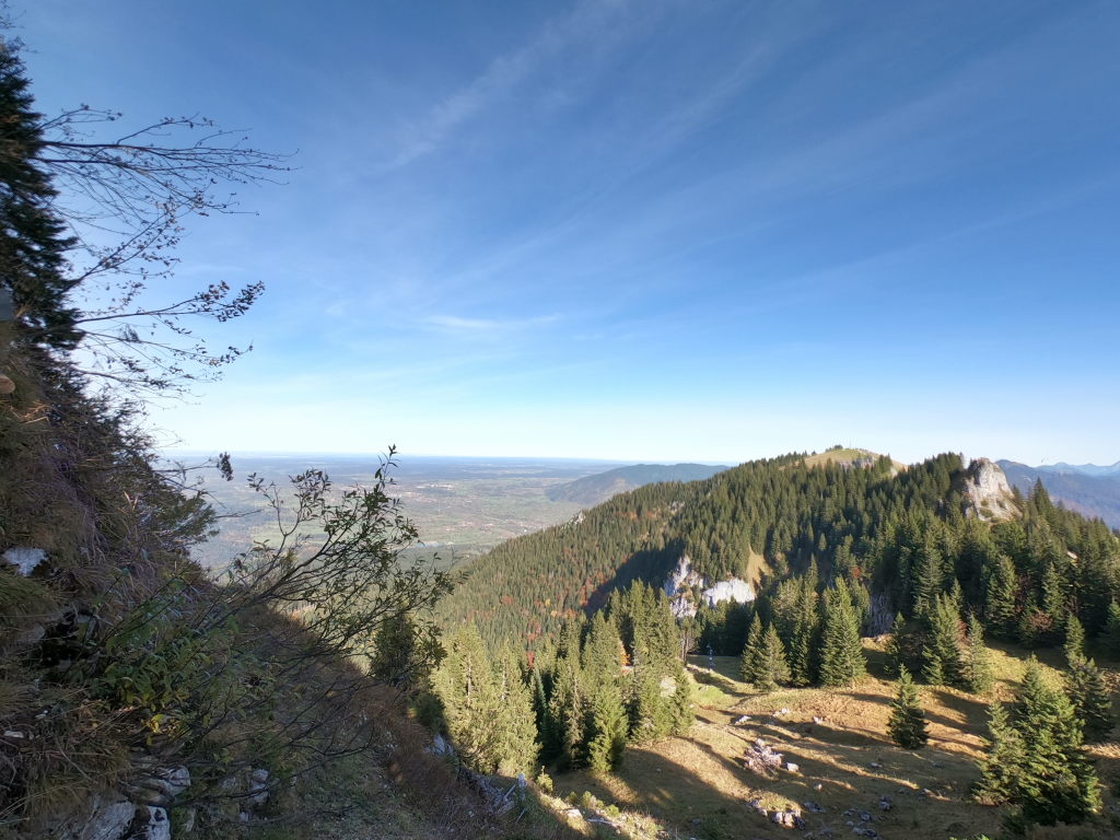 Panoramablick vom Kirchstein-Grat auf die herbstlichen Alpenvorlandhänge und das Isartal im Oktober 2020