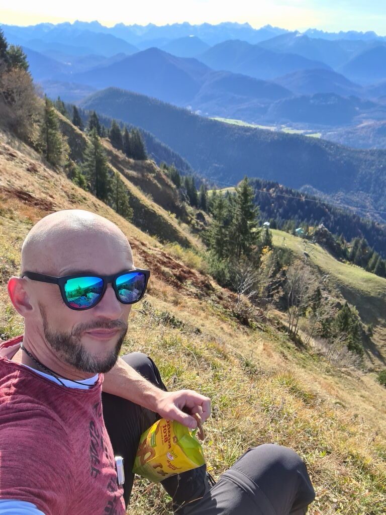 Selfie mit Panoramablick auf die Bayerischen Alpen während der Wanderung am Brauneck im Oktober 2020
