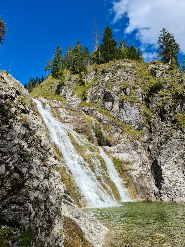 Glasbach Wasserfall Jachenau stürzt über Kalkfelsen in türkisblaues Becken Oktober 2020