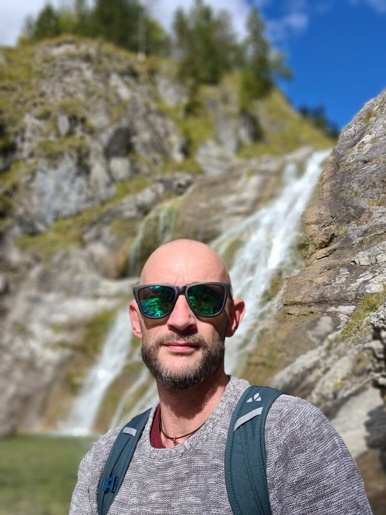 Sebastian Selfie vor dem Glasbach Wasserfall Jachenau mit Sonnenbrille Oktober 2020