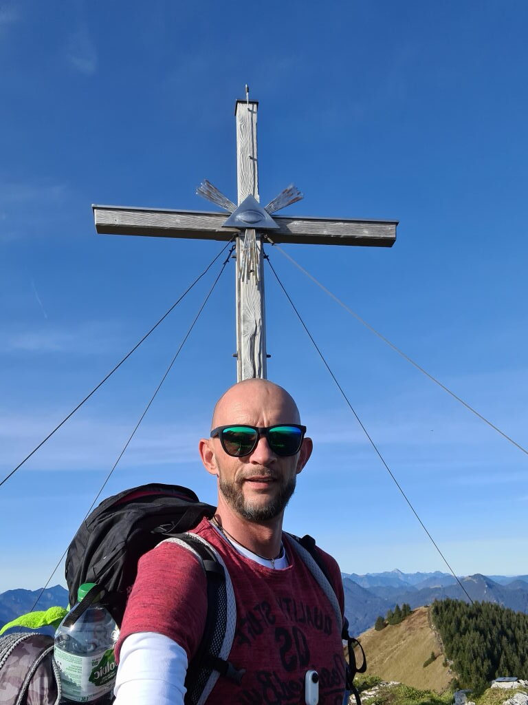 Selfie am Gipfelkreuz des Kirchstein bei Lenggries im Oktober 2020