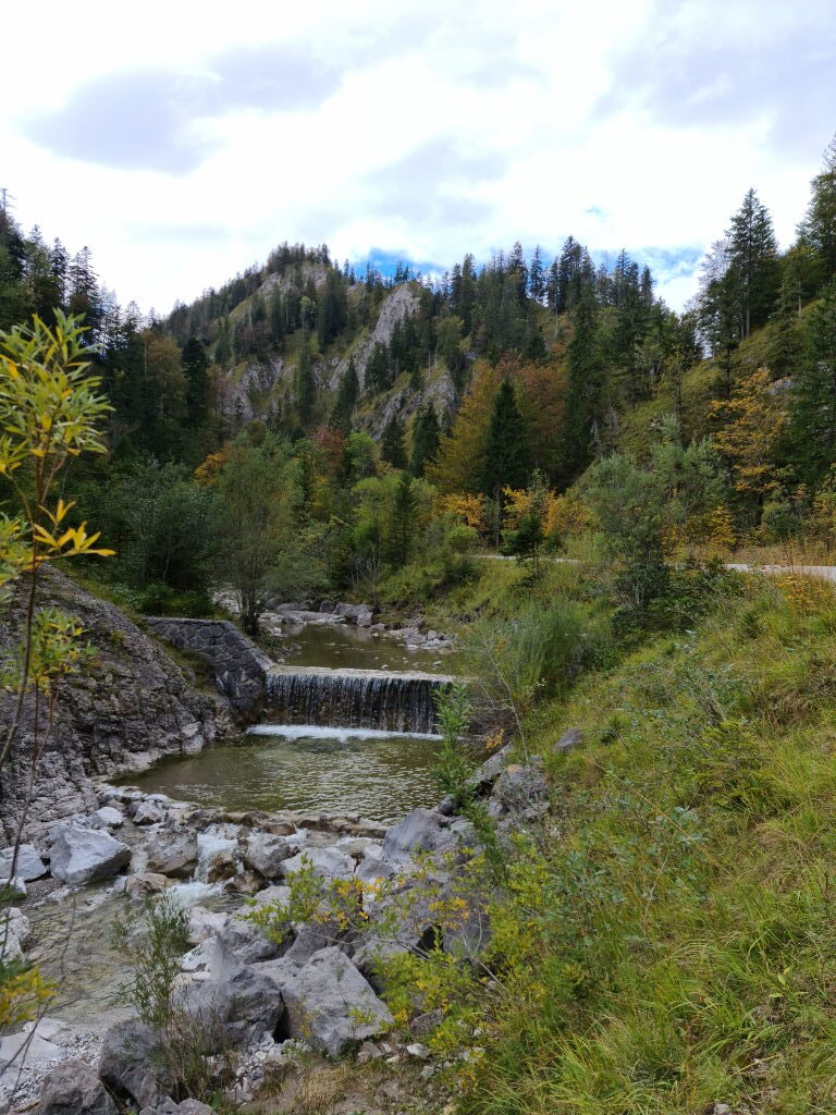 Glasbach Wehr bei der Lainlalm mit herbstlichem Felshintergrund Oktober 2020