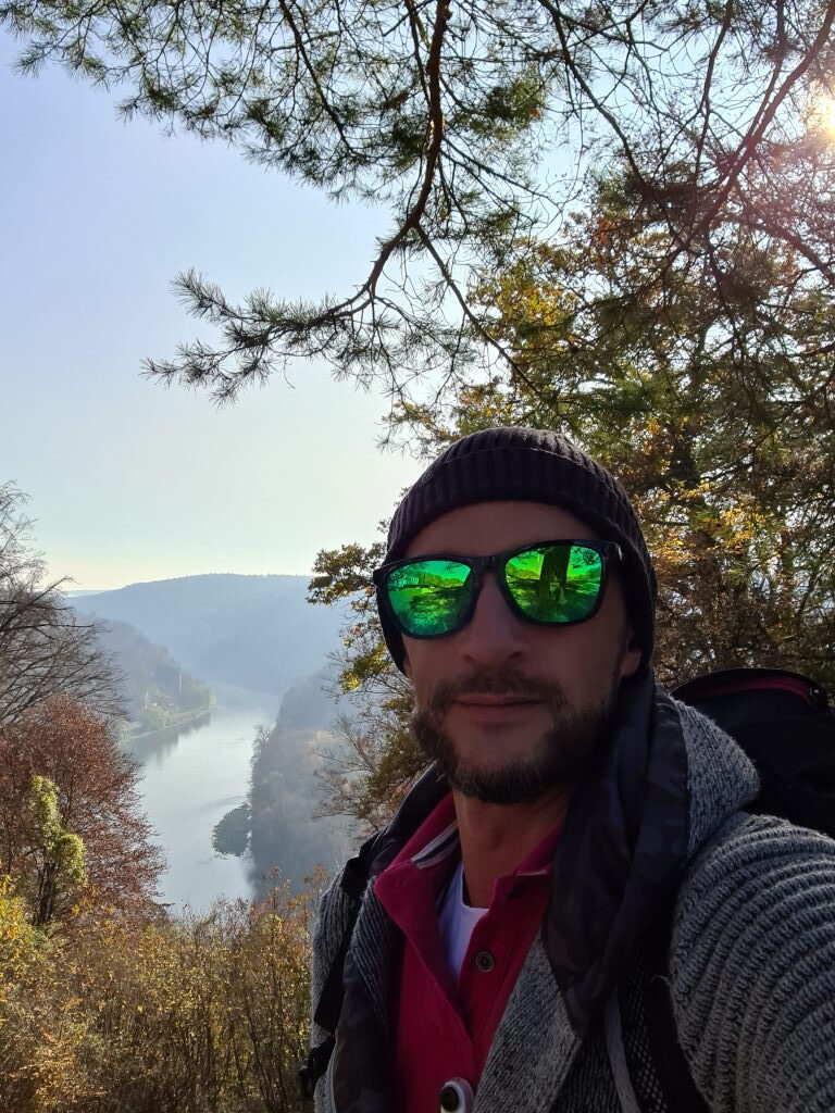Selfie mit Aussicht auf Donau und Altmühltal, Herbst, klarer Himmel, November 2020