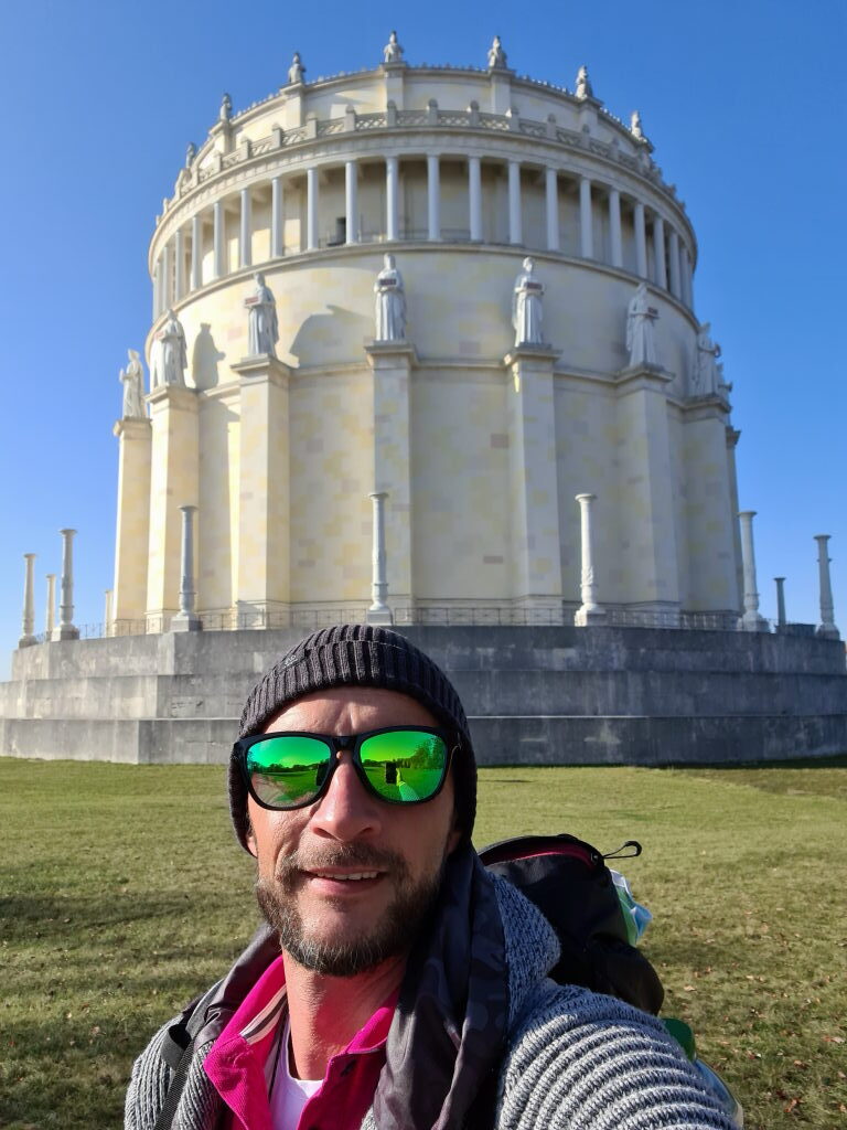 Selfie vor der Befreiungshalle Kelheim, klassizistischer Rundbau mit Kolossalstatuen, blauer Himmel November 2020