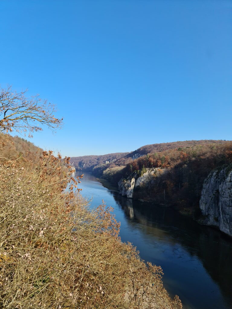 Donaudurchbruch bei Kelheim, Kalkfelsen beidseitig, Herbst, klarer Himmel, November 2020