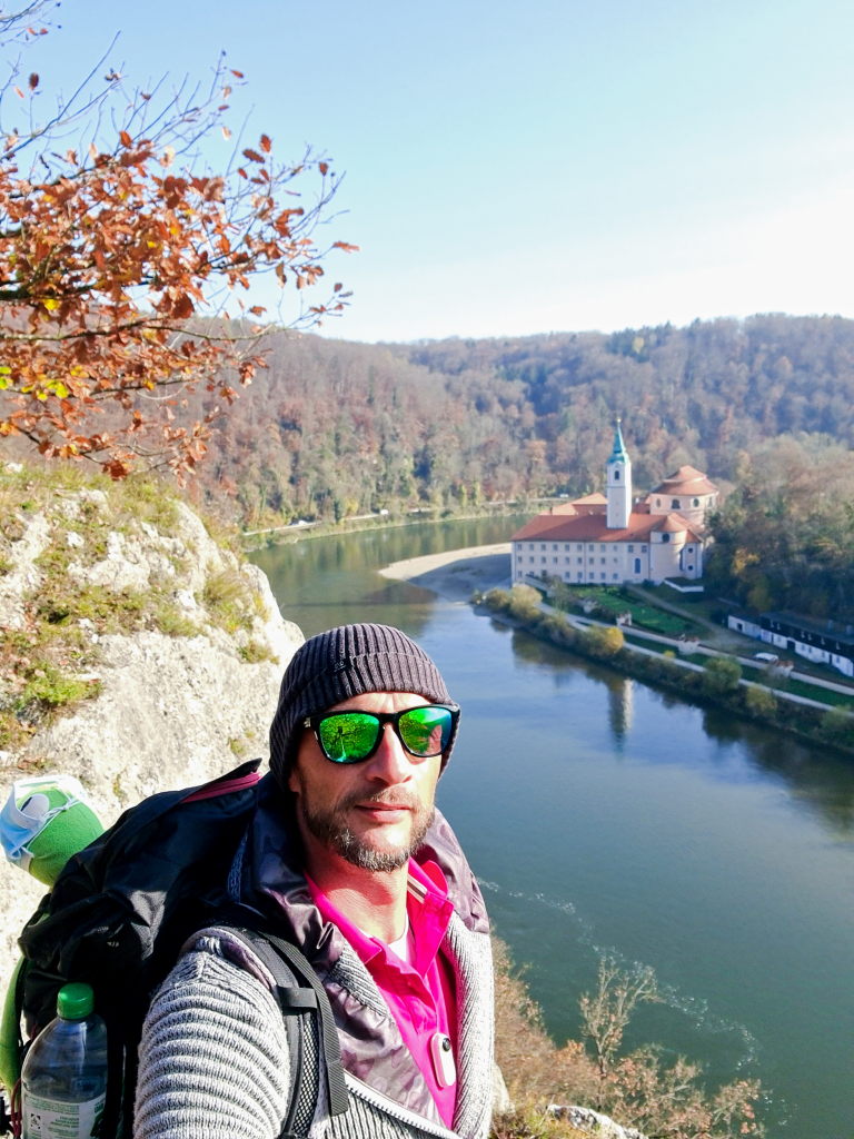 Wanderer vor Kloster Weltenburg an der Donau, Selfie, Herbst November 2020