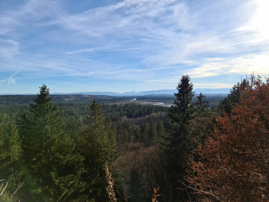 Weitblick von der Weißen Wand über Isartal und Nadelwald, Alpen am Horizont, herbstliche Bäume
