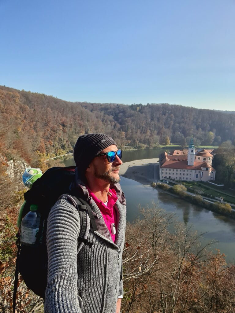 Wanderer mit Panoramablick auf Kloster Weltenburg und Donauschleife, Herbst November 2020