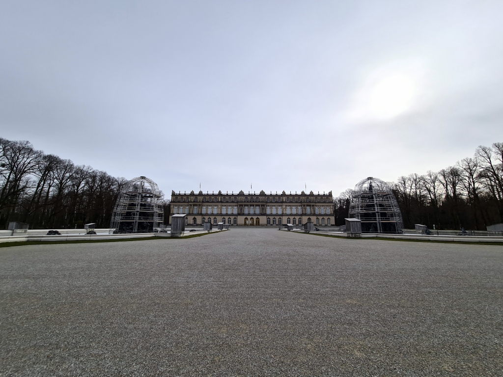 Ehrenhof von Schloss Herrenchiemsee mit leerem Vorplatz und winterlichen Gerüstbauten, März 2021