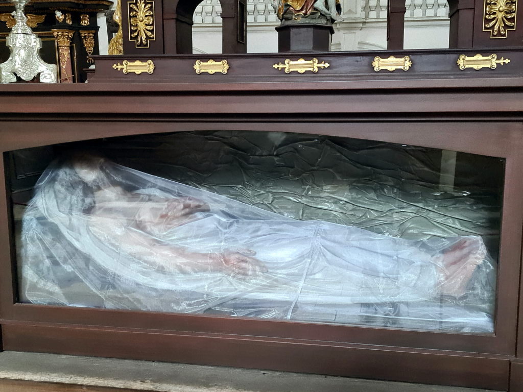 Regensburg Kloster Sankt Emmeram Heiligenfigur Glasschrein März 2021
