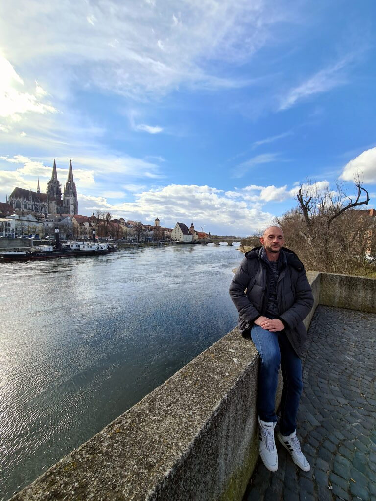 Regensburg Steinerne Brücke Dom St. Peter Donau März 2021