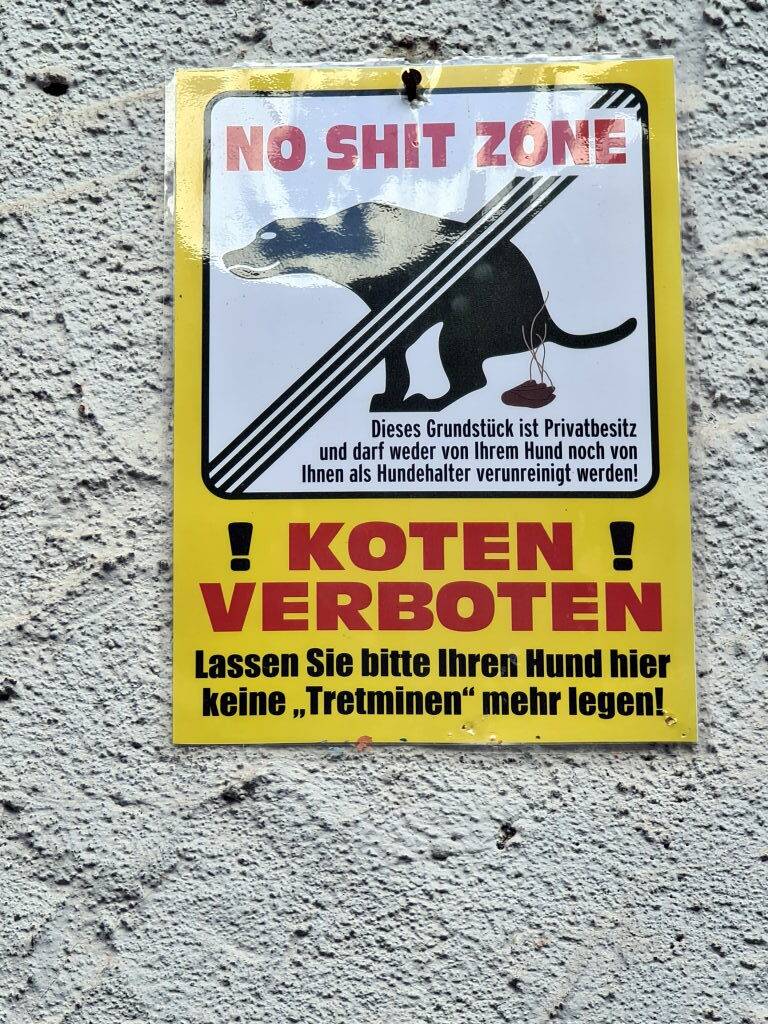 Rothenburg ob der Tauber Hinweisschild Kotenverbot März 2021