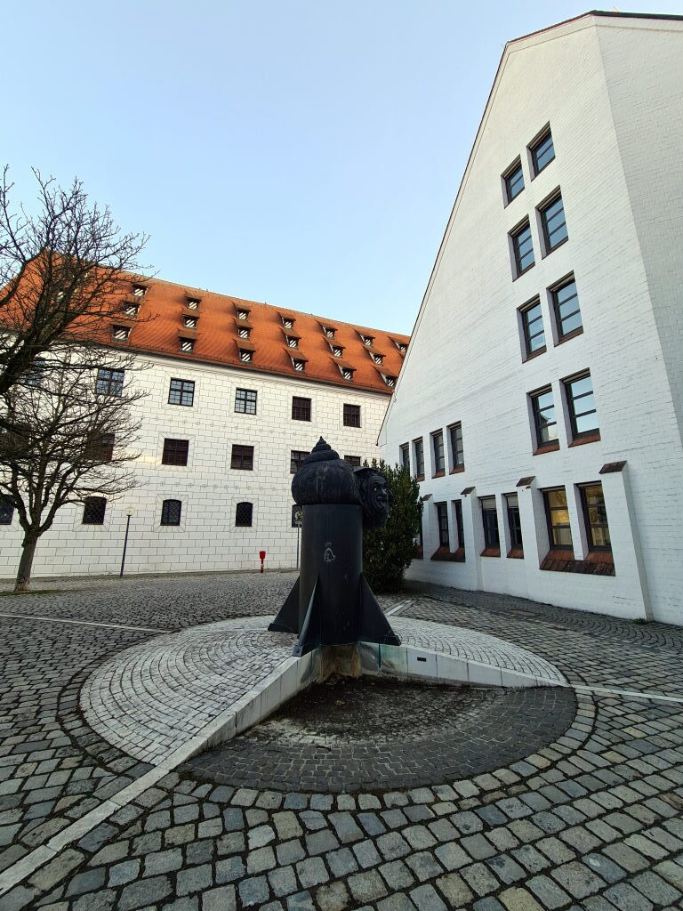 Einstein-Brunnen Ulm Innenhof mit Stadthaus März 2021