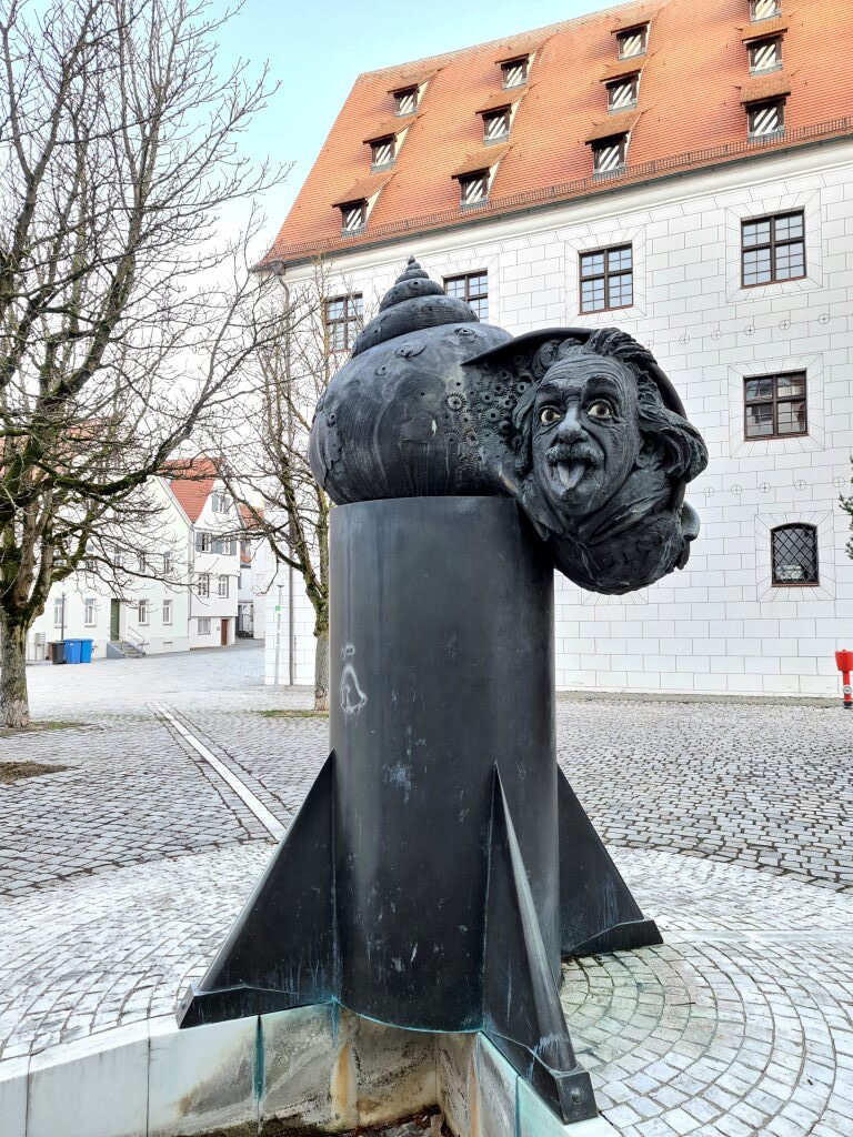 Einstein-Brunnen Ulm Skulptur mit Zunge März 2021