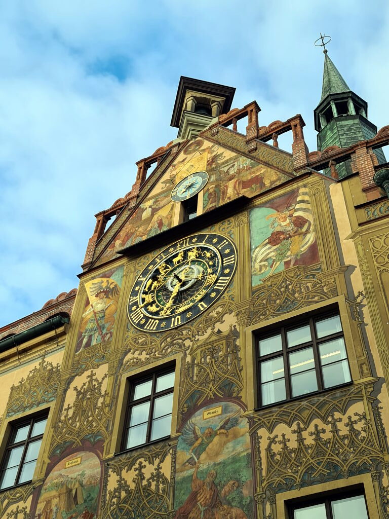 Ulm Rathaus Fassade astronomische Uhr März 2021