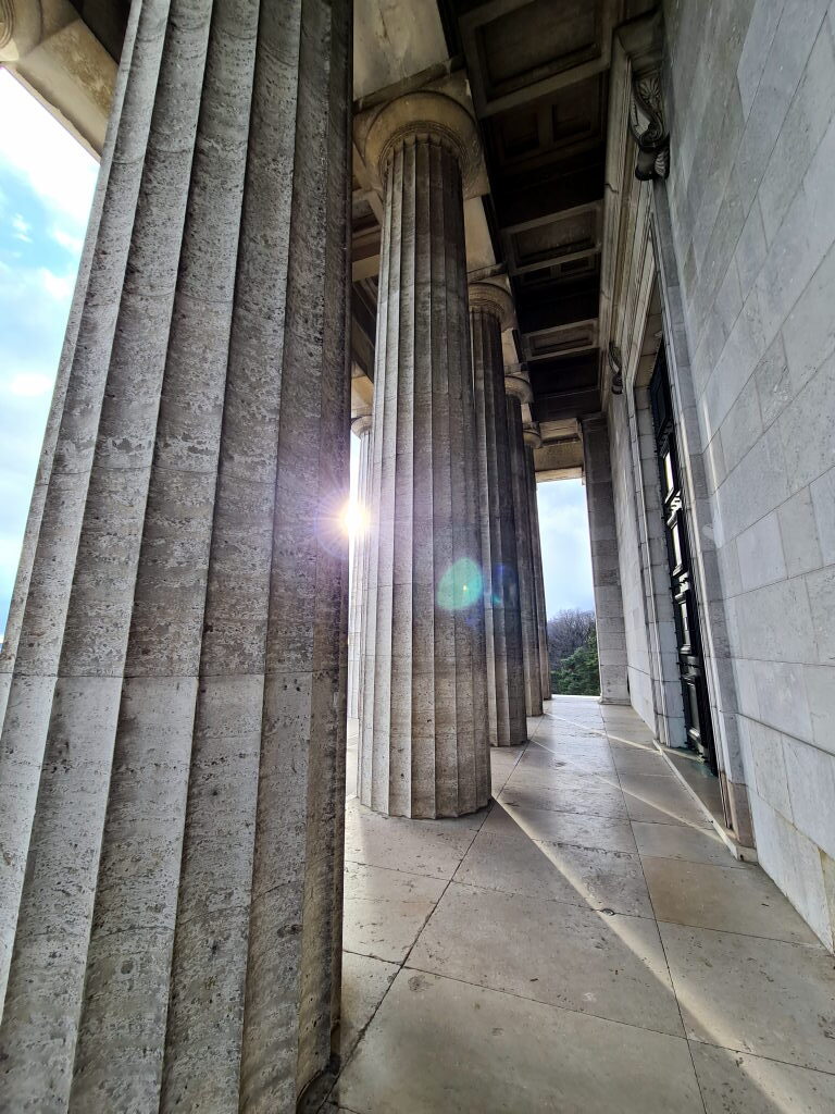 Walhalla Donaustauf Säulengang Sonnenlicht März 2021