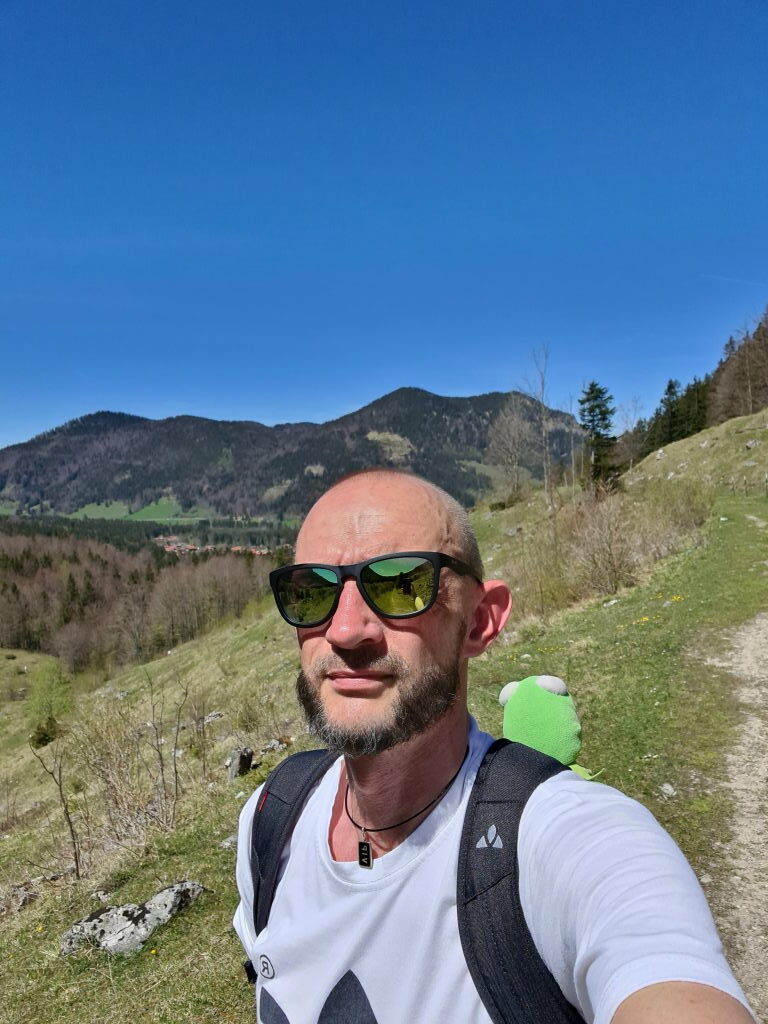 Selfie auf dem Wanderweg zum Spitzingsattel mit Blick ins Tal und bewaldete Berghänge im Hintergrund, Mai 2021
