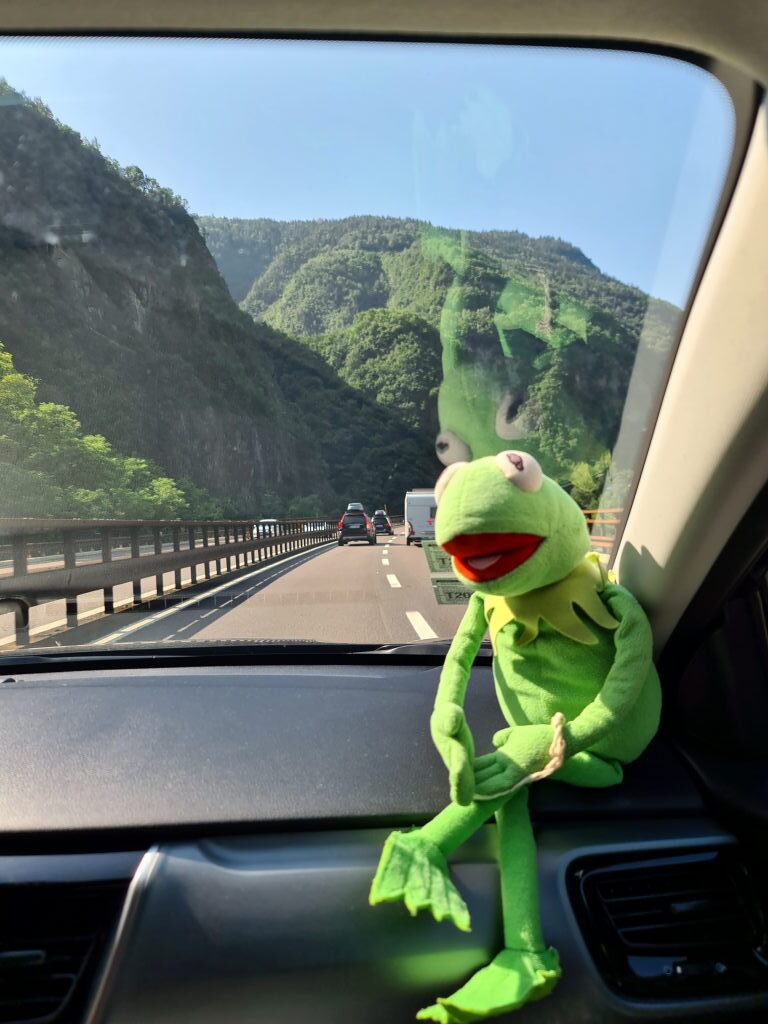 Kermit auf dem Armaturenbrett, Autobahn durch die Alpen, Roadtrip nach La Spezia Juli 2021
