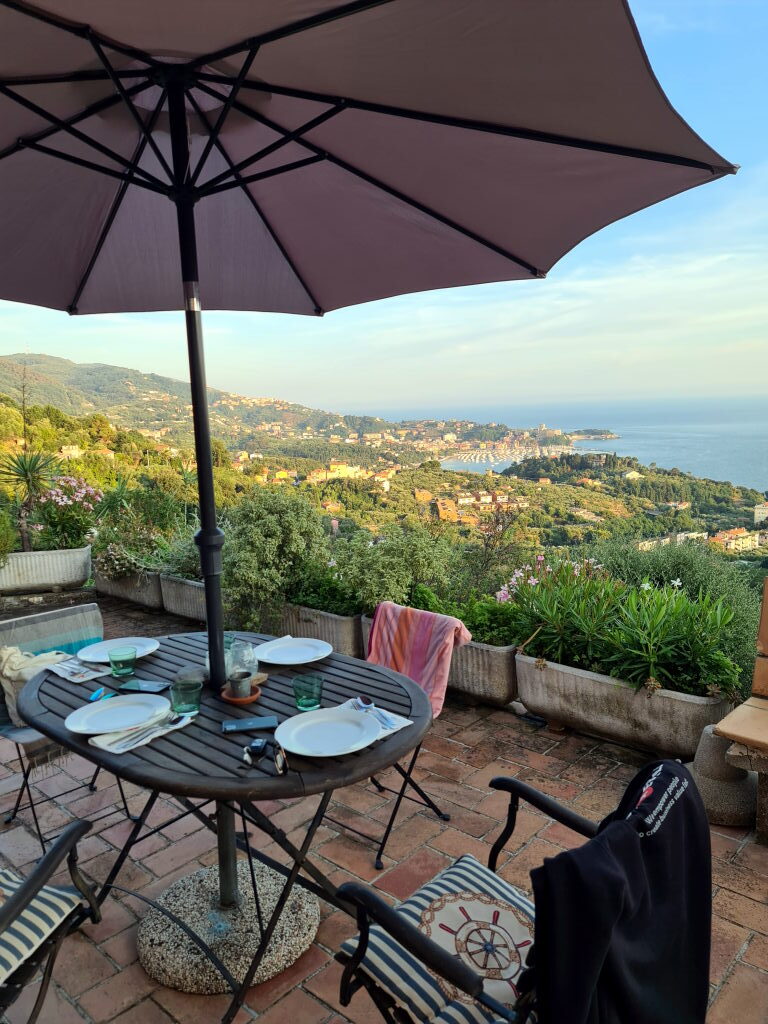 Terrasse mit gedecktem Tisch und Meerblick bei Bekannten, La Spezia Juli 2021
