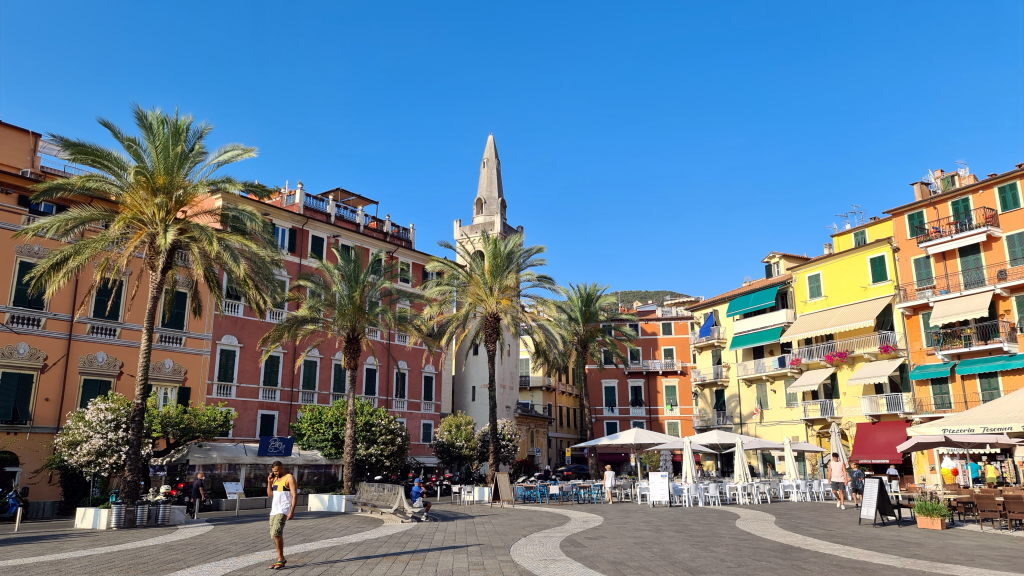 Lerici Piazza Garibaldi mit Palmen und Kirchturm, Juli 2021