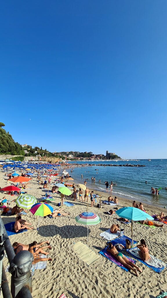 Lerici Strand mit Badegästen und bunten Sonnenschirmen, Juli 2021
