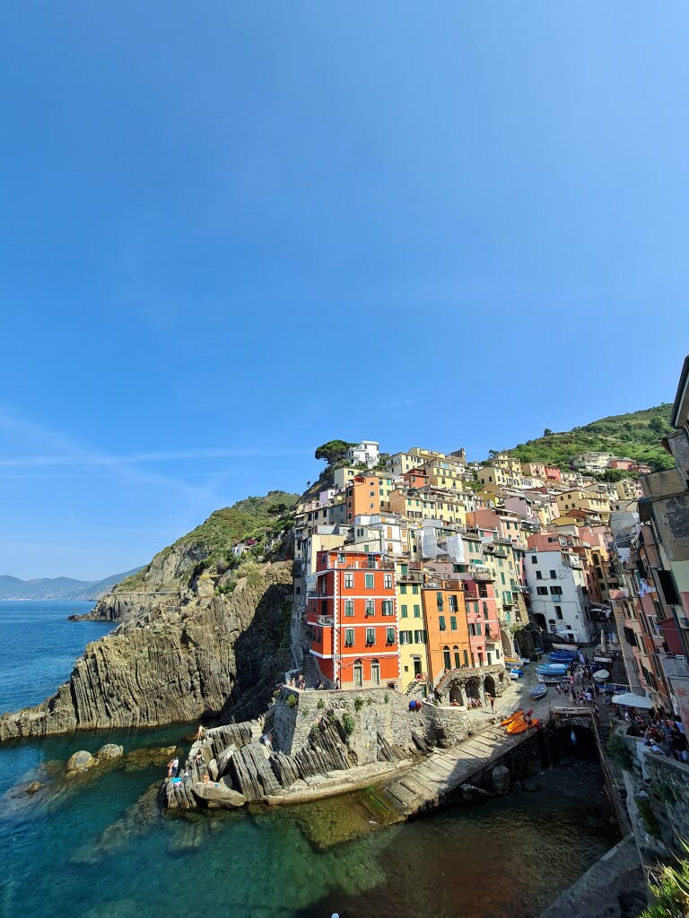 Riomaggiore Cinque Terre bunte Häuser auf Felsen am Meer