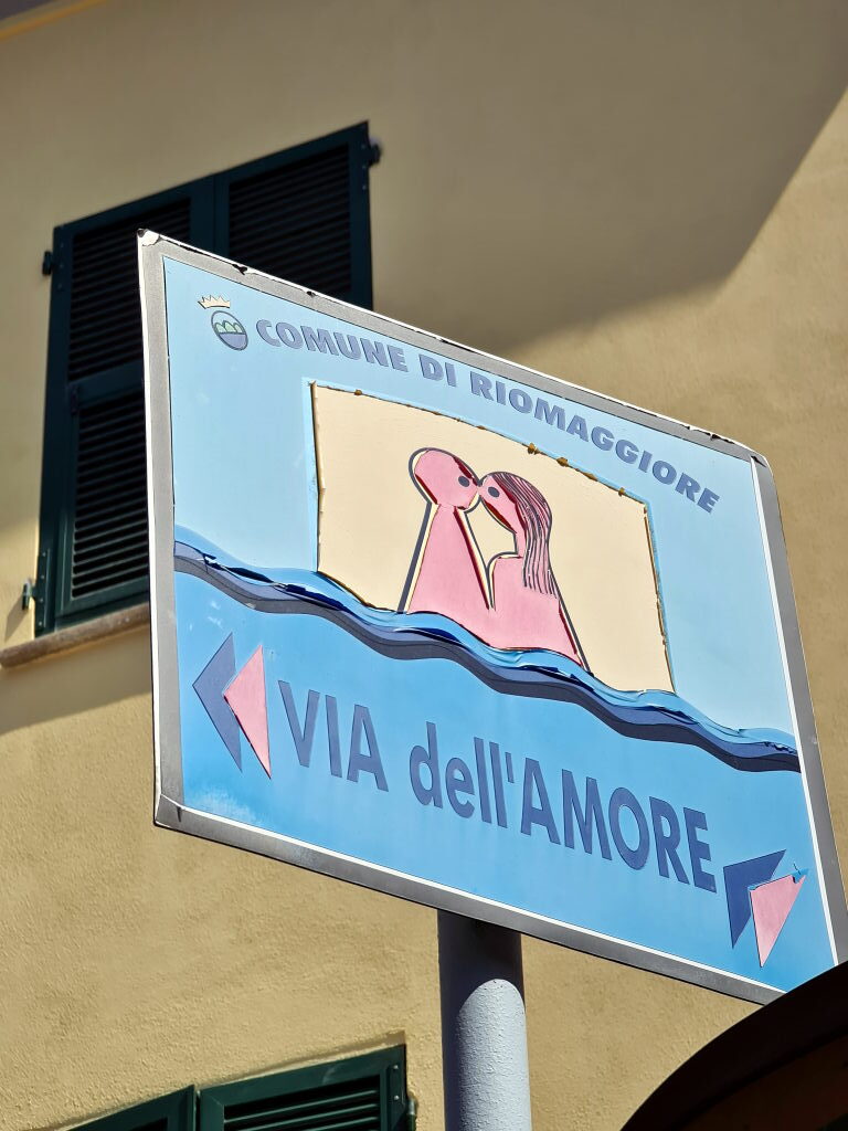 Wegweiser Schild Via dell Amore Comune di Riomaggiore, Juli 2021