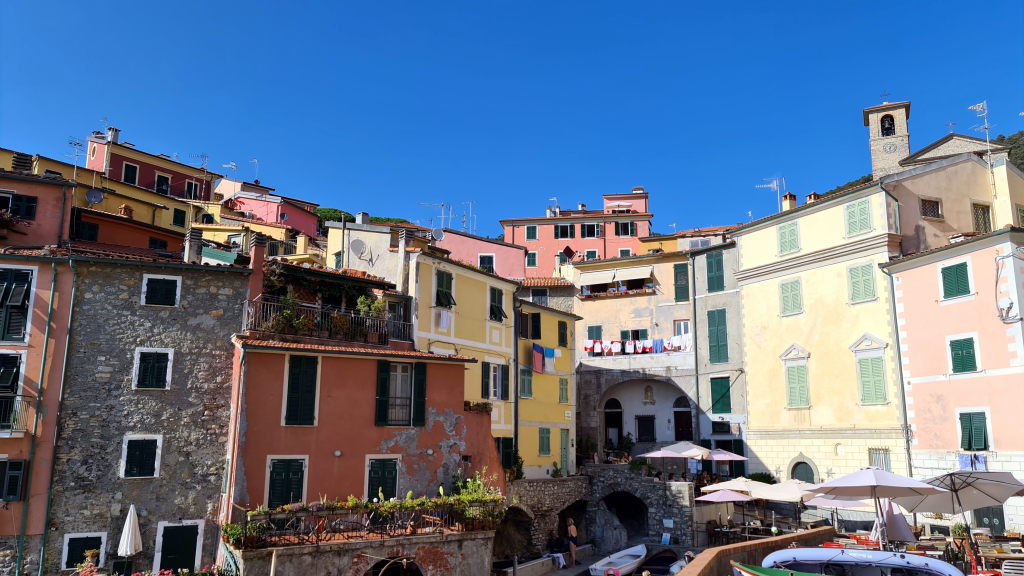 Bunte Häuser und Hafen von Tellaro Marina, Juli 2021