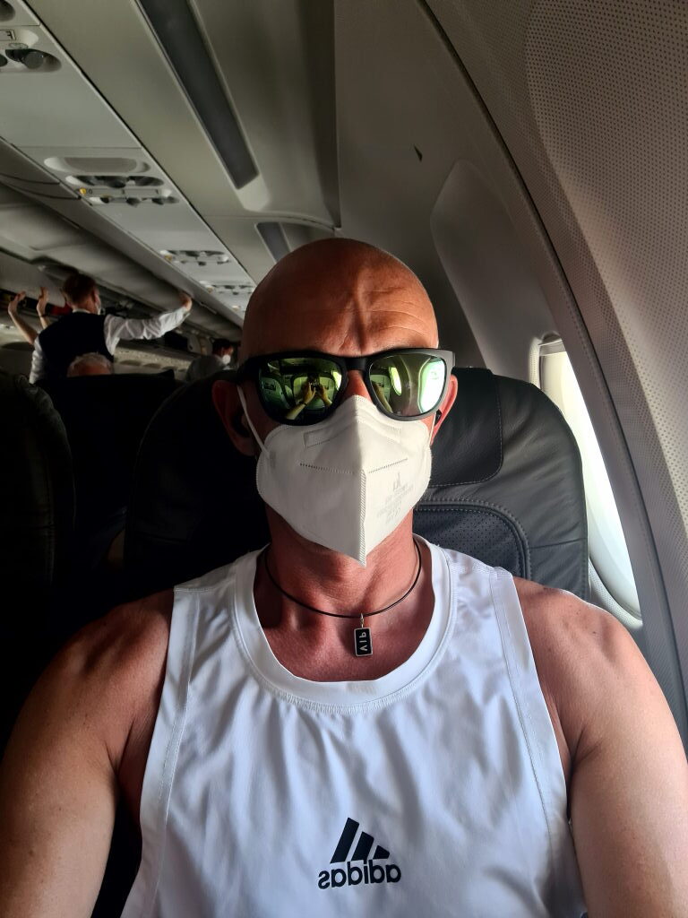 Sebastian Selfie im Flugzeug mit FFP2-Maske und Sonnenbrille, Abflug Olbia nach München