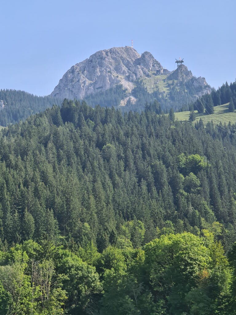 Wendelstein Gipfelfelsen mit Seilbahnstation von unten