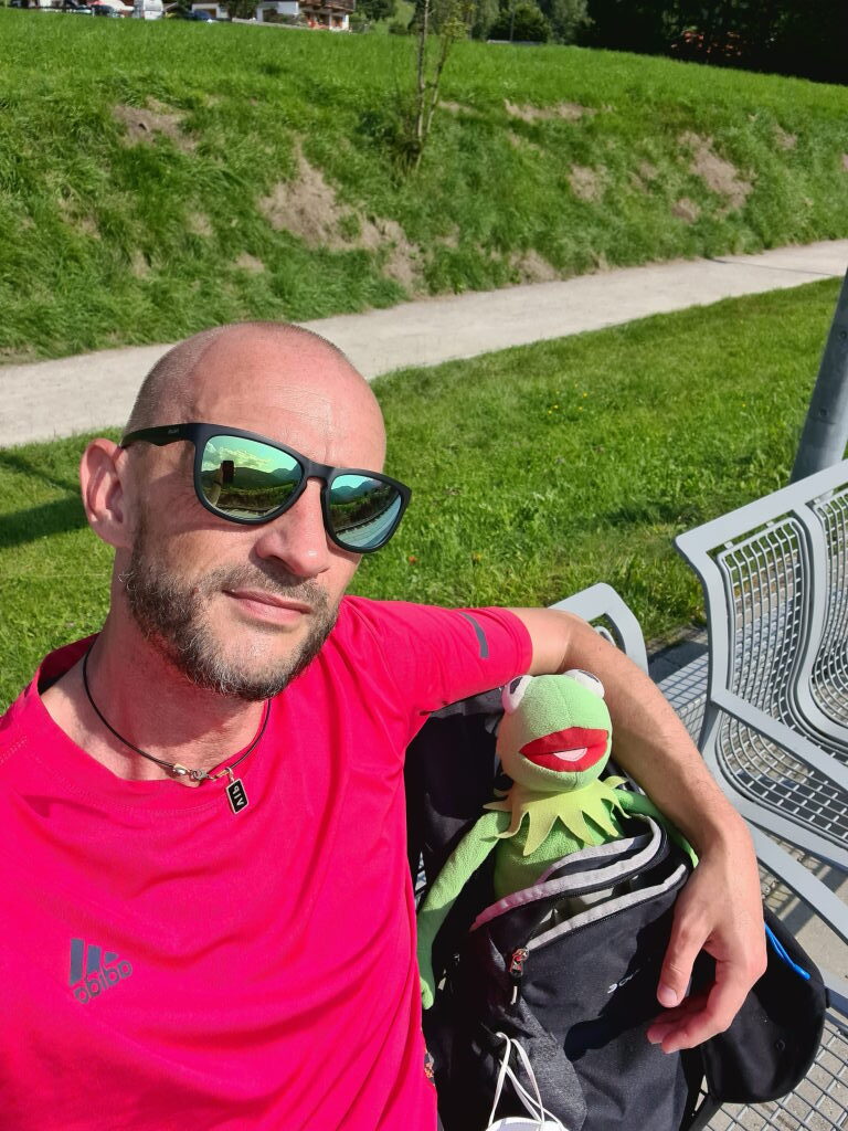 Pause an der Talstation Wendelstein mit Kermit auf der Bank