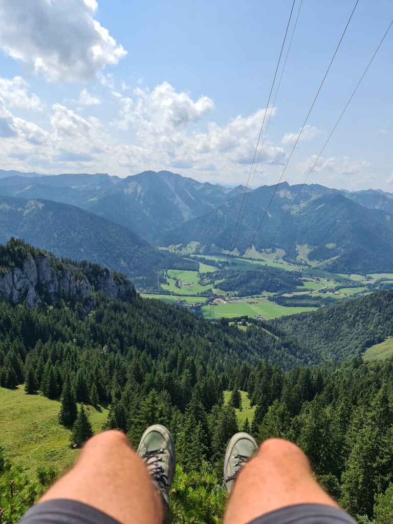 Beine baumeln am Wendelstein mit Blick ins Tal