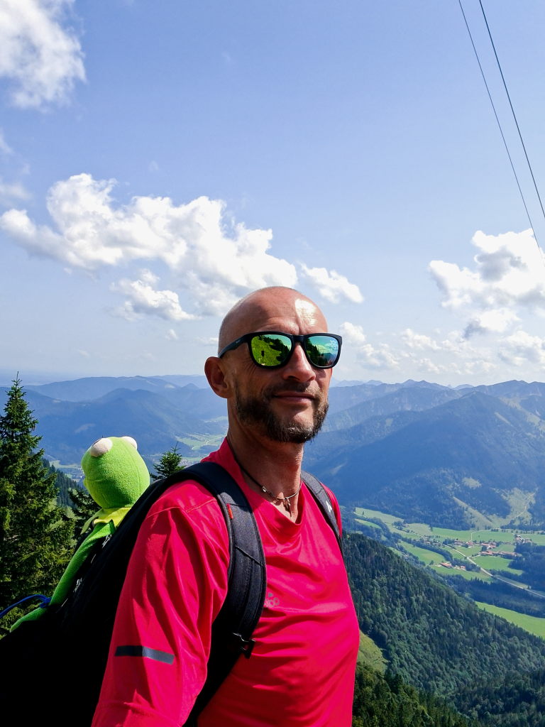 Selfie am Wendelstein Gipfel mit Kermit und Panoramablick
