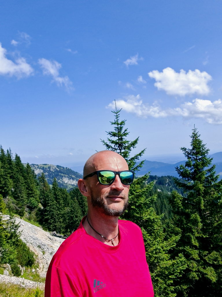 Portrait auf dem Wanderweg am Wendelstein mit Bergpanorama