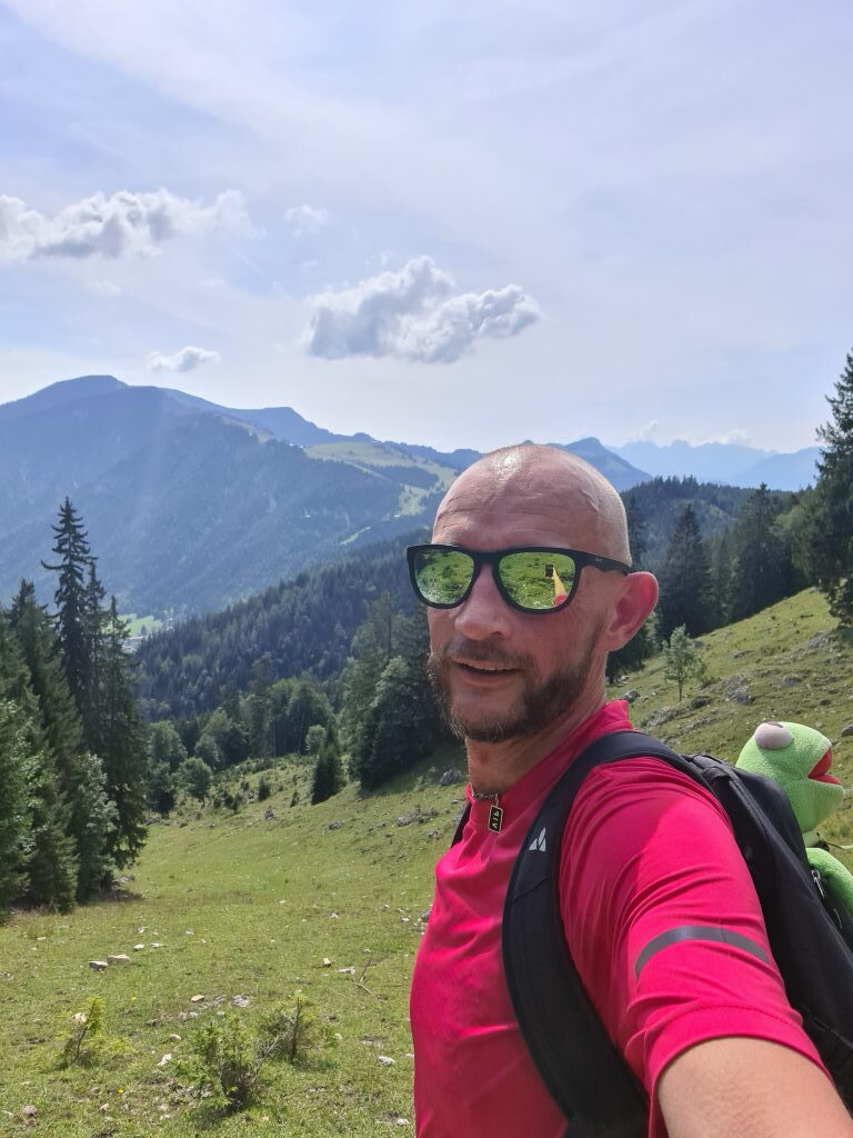Selfie auf dem Wanderweg am Wendelstein mit Bergpanorama