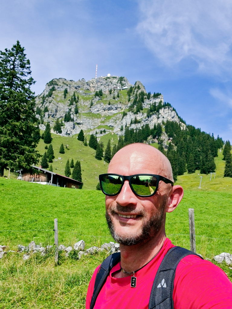 Selfie am Wendelstein mit Gipfelfelsen und Antenne im Hintergrund